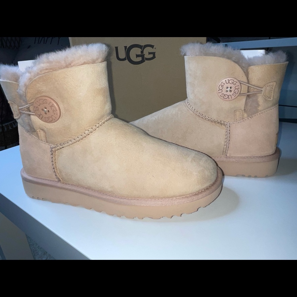 WOMENS UGG BOOTS SIZE 7